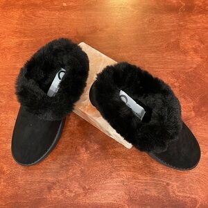 JC JOURNEE COLLECTION Fuzzy Slippers Women’s 9 Faux Fur Trim Whisp Slip On